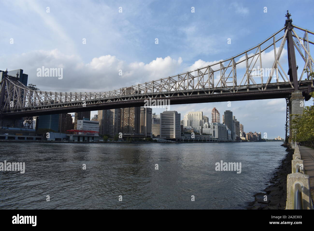 Die Ed Koch Queensboro Bridge, aka die 59th Street Bridge und die Skyline von Midtown Manhattan in New York City Roosevelt Island gesehen. -05 Stockfoto