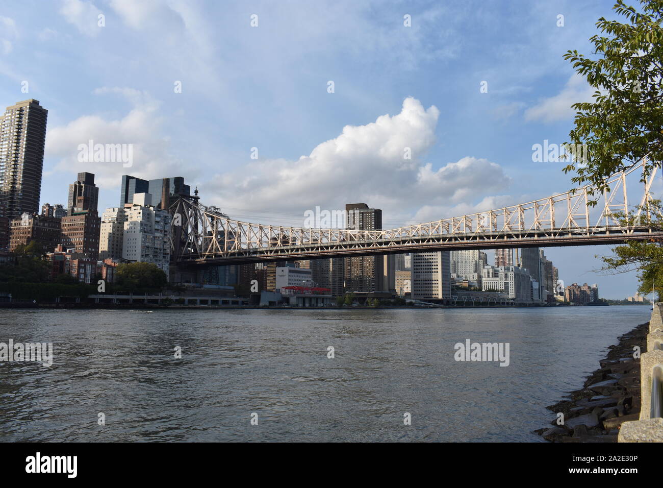 Die Ed Koch Queensboro Bridge, aka die 59th Street Bridge und die Skyline von Midtown Manhattan in New York City Roosevelt Island gesehen. -08 Stockfoto