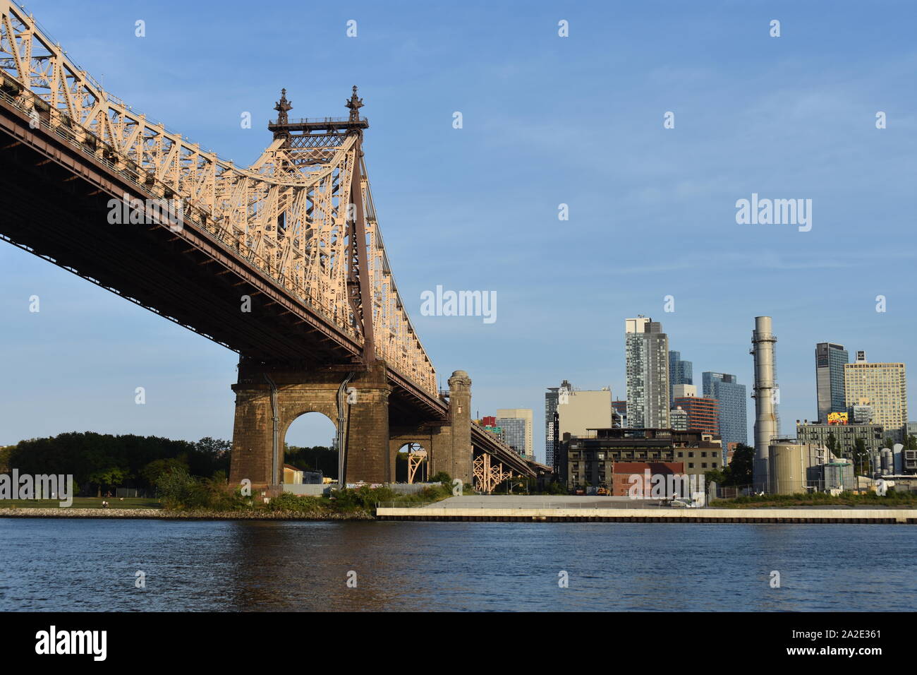 Die Ed Koch Queensboro Bridge, aka die 59th Street Bridge und die Königinnen, die Skyline von New York City Roosevelt Island gesehen. -16 Stockfoto