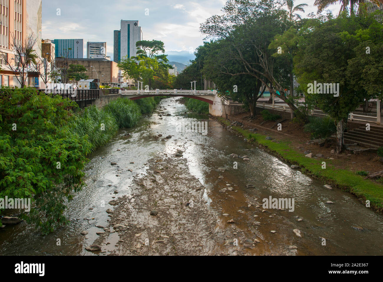 Die Cali Fluss fließt durch das Zentrum der Stadt Cali in Kolumbien. Stockfoto
