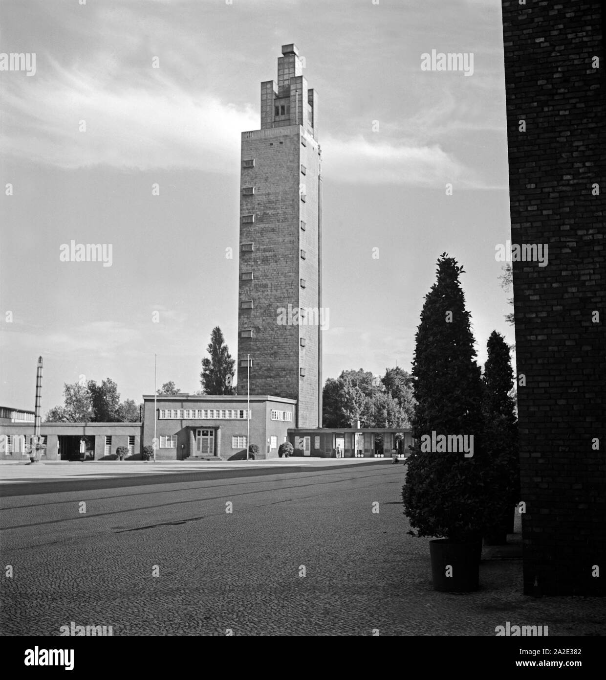 Der Ausstellungsturm nahe der Stadthalle von Magdeburg, Deutschland 1930er Jahre. Ausstellung Turm in der Nähe von stadhalle Halle in Magdeburg, Deutschland 1930. Stockfoto