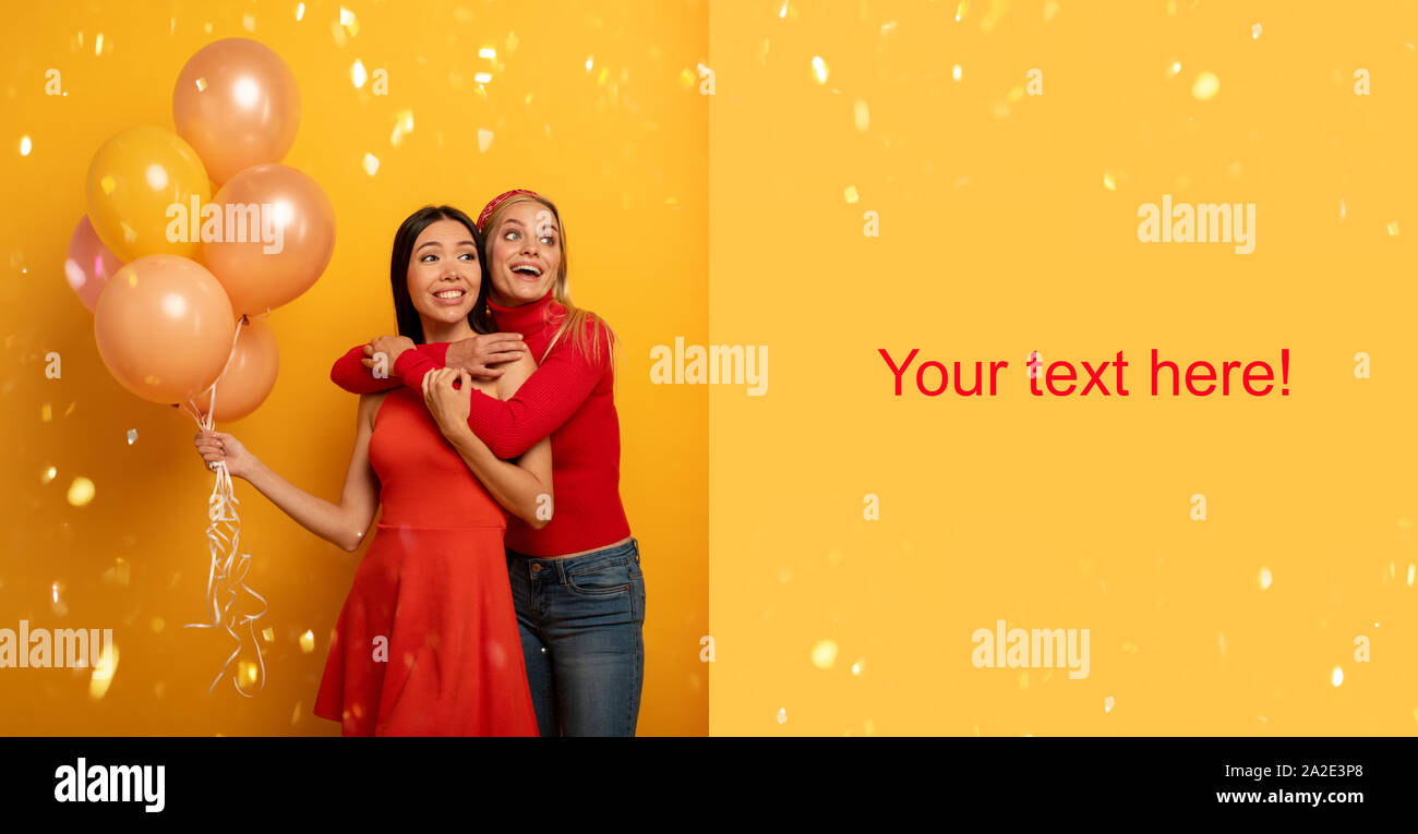 Mädchen bereit für eine Party mit Luftballons. Freudige ein Glück Ausdruck. Gelber Hintergrund. Platz für Ihren Text. Stockfoto