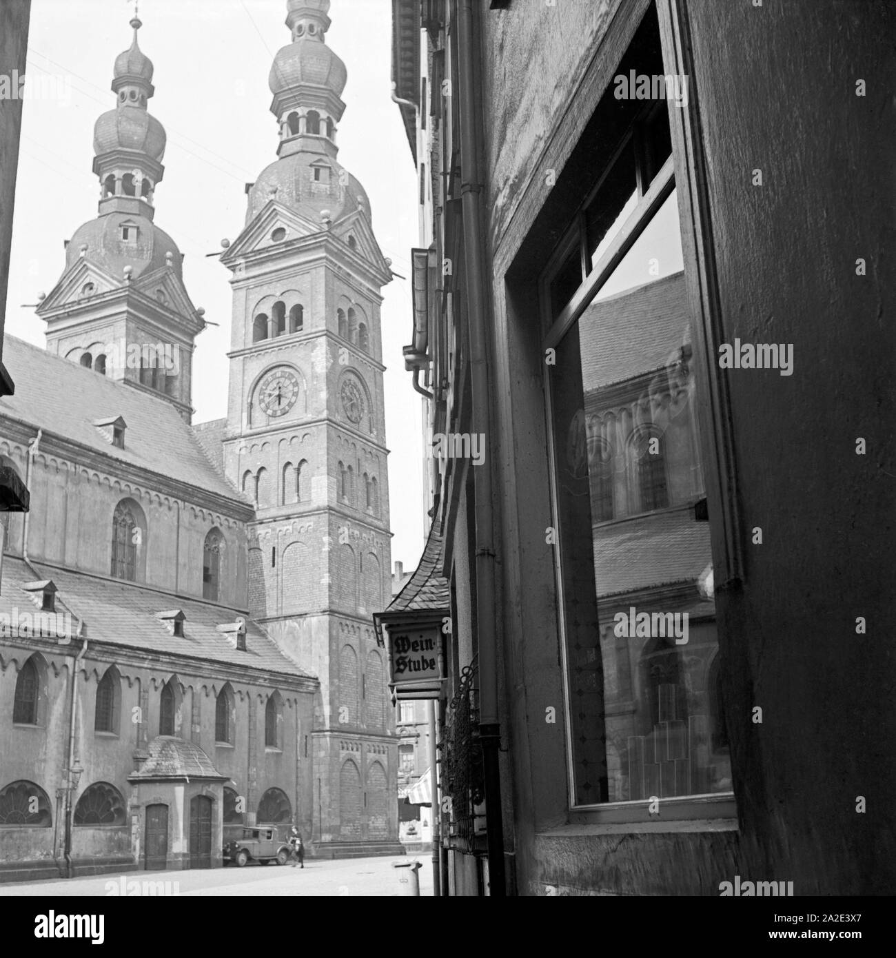 Liebfrauenkirche im Stadtzentrum von Koblenz, aus der Florinspfaffengasse gesehen, Deutschland 1930er Jahre sterben. Die Kirche Unserer Lieben Frau im Stadtzentrum von Koblenz, Deutschland 1930. Stockfoto