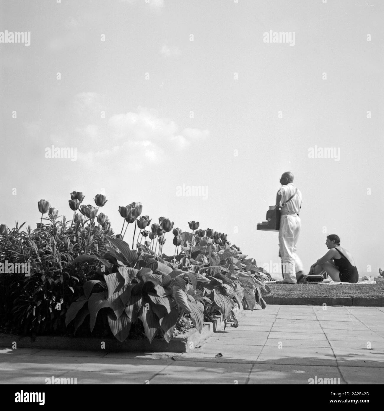 Eisverkäufer mit Bauchladen im opelbad am Südhang des Nerobergs im Norden von Wiesbaden, Deutschland 1930er Jahre. Icecream Anbieter mit Fach von hawker im opelbad Pool im Norden von Wiesbaden, Deutschland 1930. Stockfoto