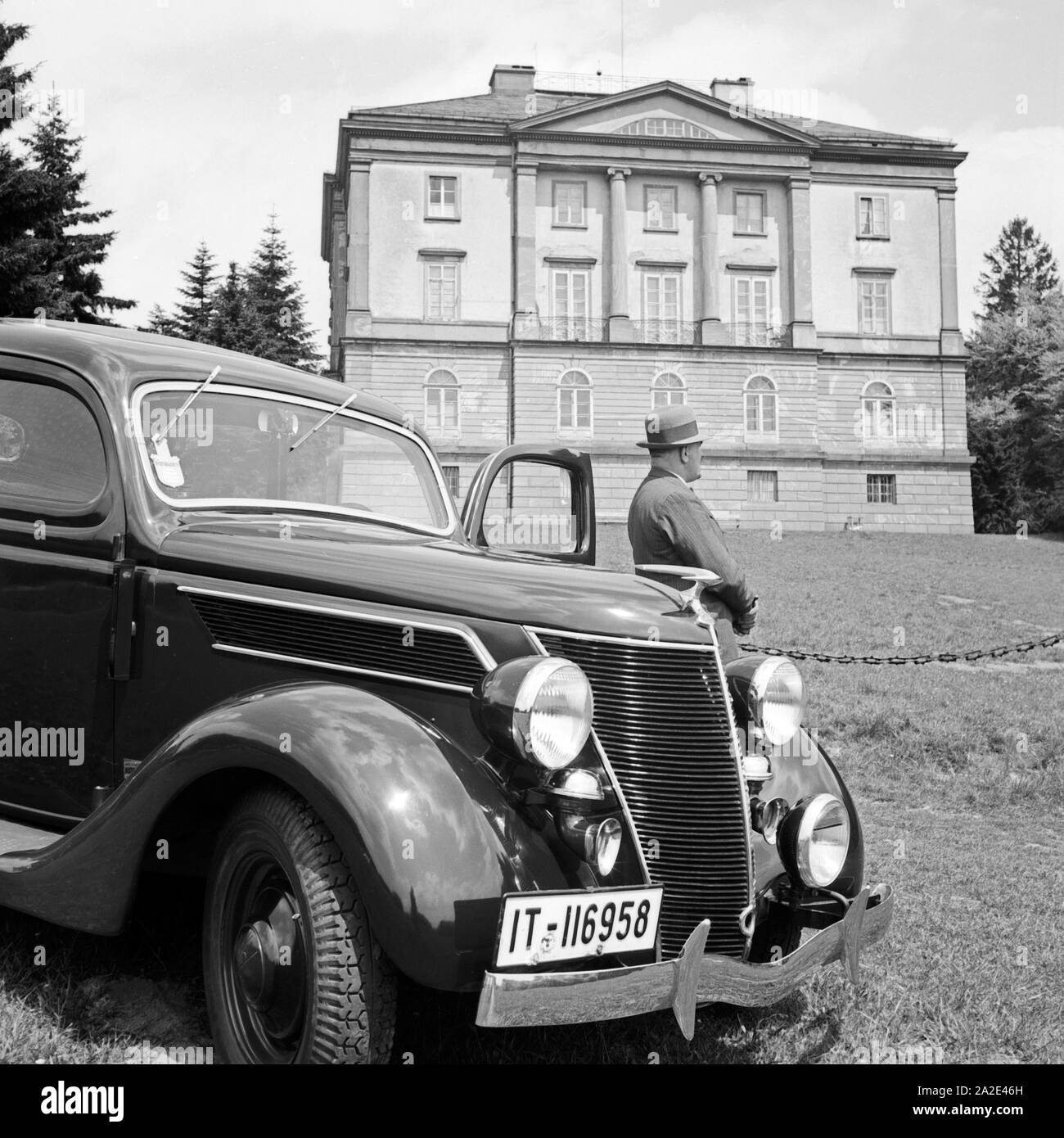 Mit dem Ford-V8 im Taunus bei Wiesbaden vor dem Jagdschloß Platte, Deutschland 1930er Jahre. Mit der Ford V8 vor der Platte Hunting Lodge, Deutschland 1930. Stockfoto