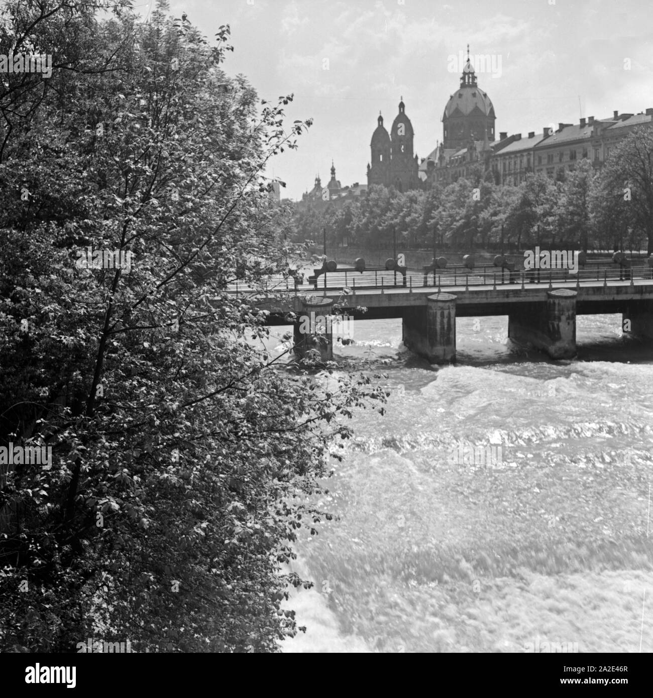 Brücke über die Isar mit Blick auf die evangelisch lutherische Lukaskirche in München, Deutschland 1930er Jahre. Brücke über die Isar mit Blick auf die Lutherische St. Lukas Kirche, München, Deutschland 1930. Stockfoto