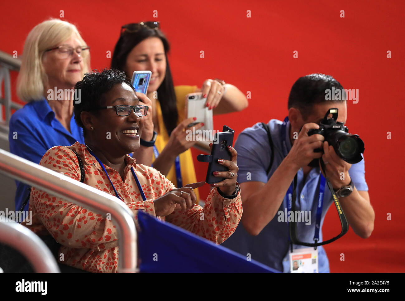 Julie Asher-Smith nimmt Bilder in der steht nach 200 m-Finale am Tag sechs der Leichtathletik-WM der Frauen in der Khalifa International Stadium, Doha, Katar. Stockfoto