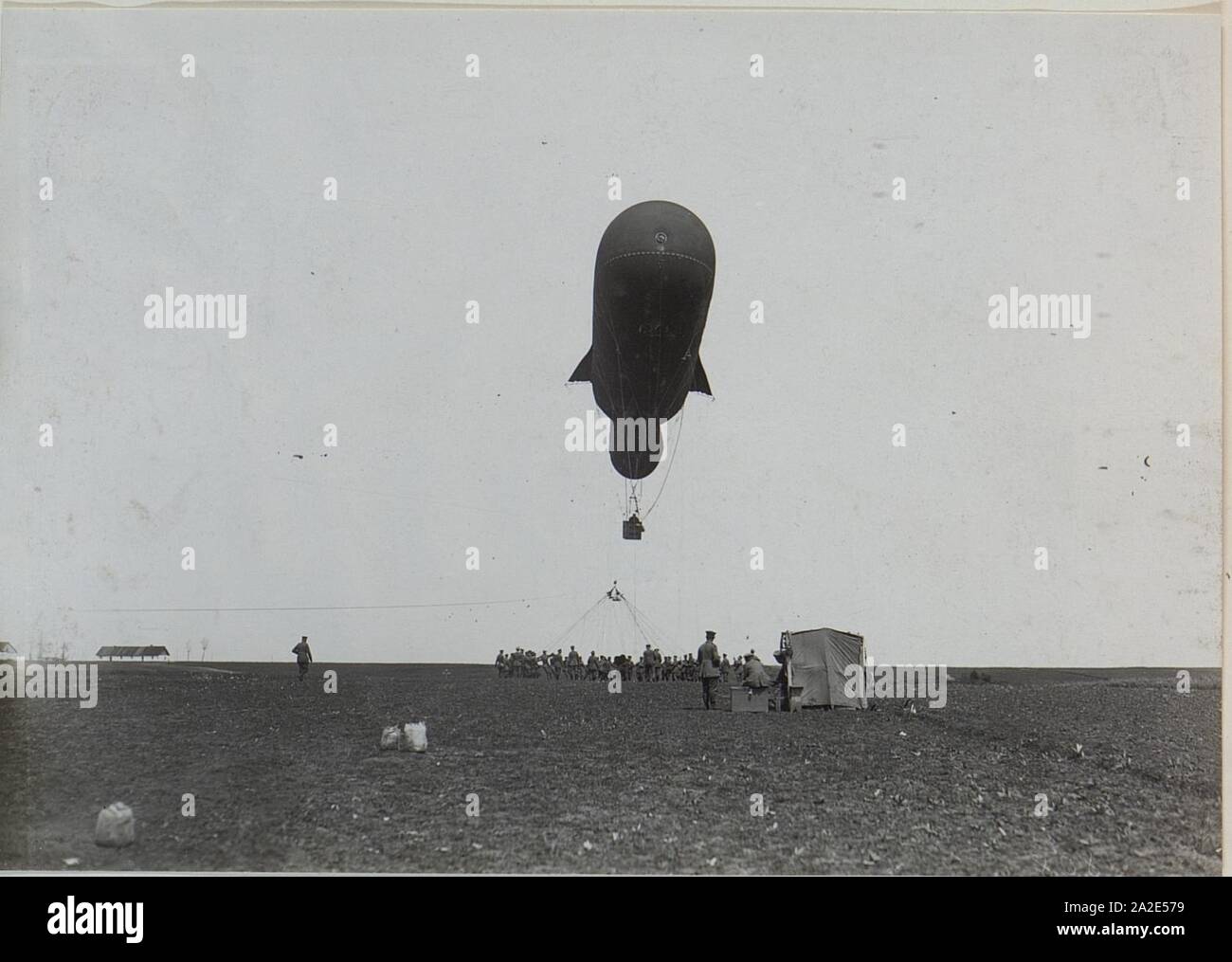 Einziehen des Fesselballons mittels Klobenrad bei Folwarki Ploska Stockfoto
