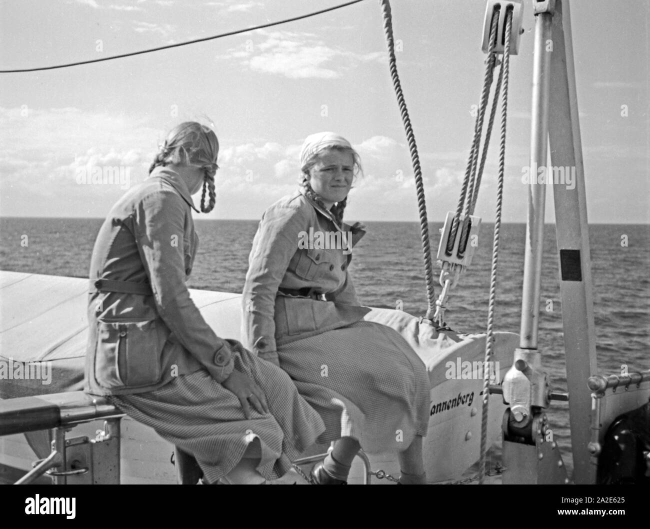 Zwei BDM Mädel ein Bord der "Tannenberg", sterben im Seedienst Ostpreußen das Reich mit den Häfen in Ostpreußen verbindet, 1930er Jahre. Zwei Mädchen von der NS-Jugendorganisation BDM an Bord des Schiffes "Tannenberg", die das Reich mit Häfen in Ostpreußen verbindet, 1930er Jahre. Stockfoto