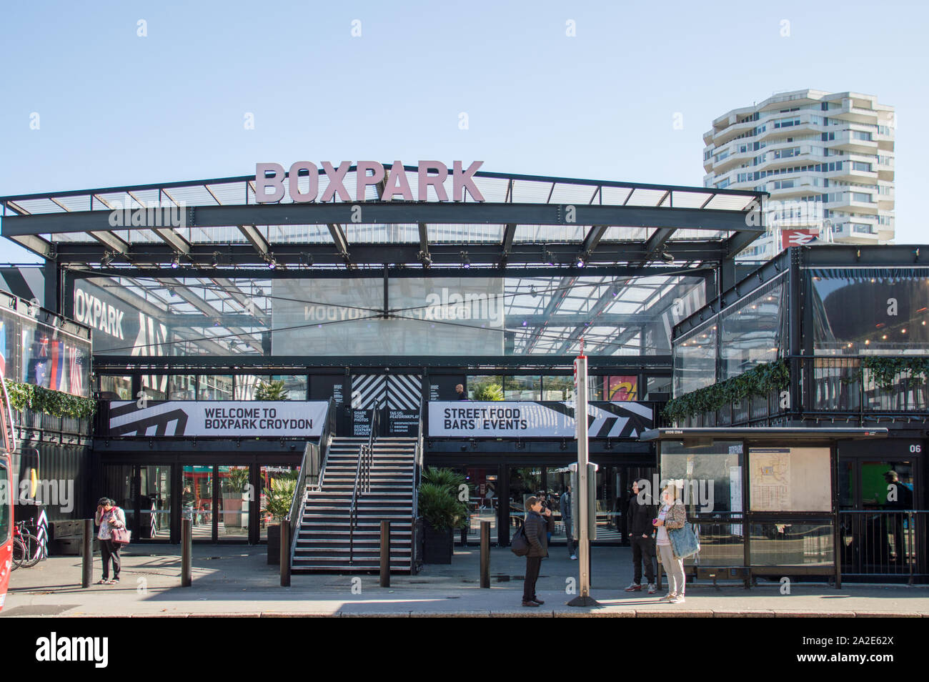 Boxpark pop-up Essen, Trinken und Unterhaltung Shipping Container Stapeln mall Konzept in Croydon. Stockfoto