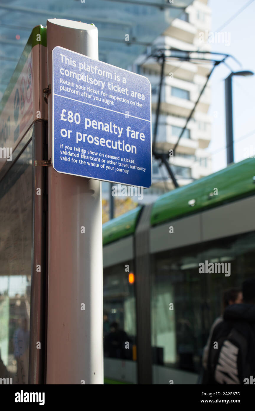 Penalty fare Warnzeichen bei TFL betrieben Straßenbahn-Plattform mit der Straßenbahn auf dem Hintergrund Stockfoto