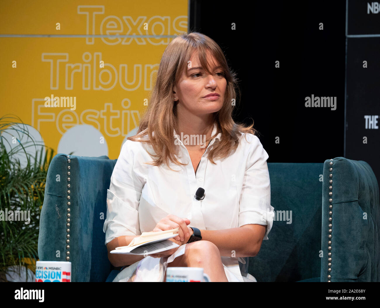 MSNBC Sendung Journalist Katie Tur hört, wie sie Interviews Demokratische Präsidentschaftskandidat Julian Castro von San Antonio an der Texas Tribune Festival in Austin, Texas. Stockfoto