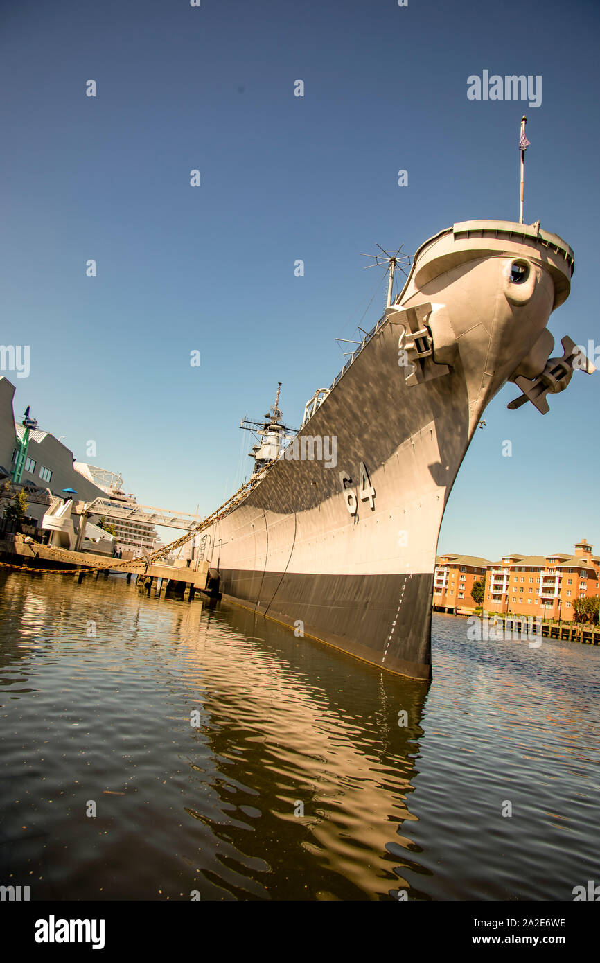 Stillgelegtes Iowa class Battleship USS Wisconsin entlang der Küste von Norfolk, Virginia, USA. Stockfoto