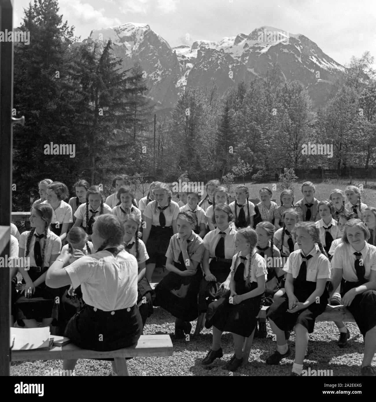adolf-hitler-in-nazi-uniform-fotos-und-bildmaterial-in-hoher