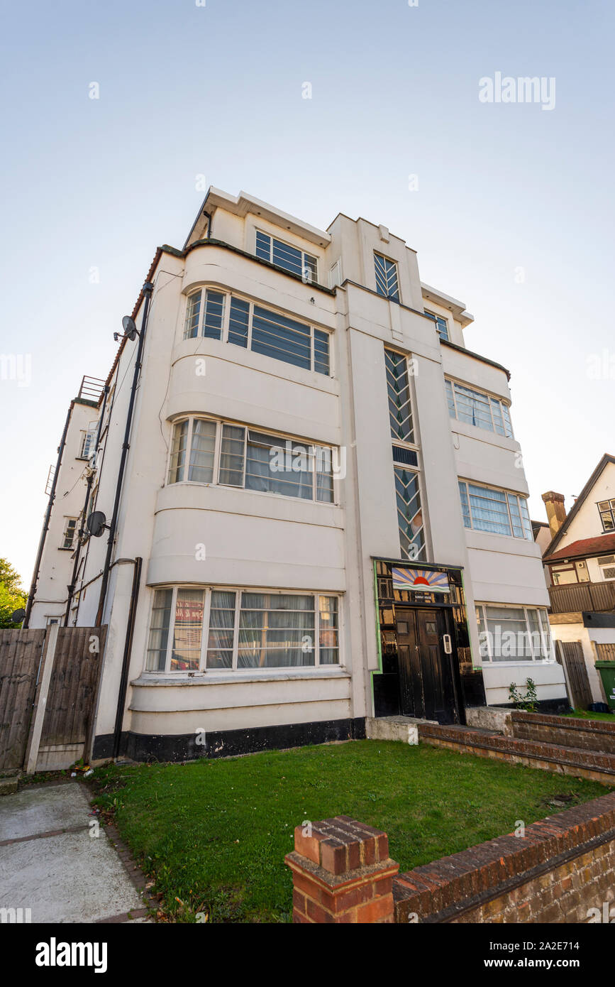 Sunray House Art déco-Architektur in Westcliff on Sea, Southend, Essex, Großbritannien. Weißes Anwesen aus den 1930er Jahren in der Canewdon Road. Von O H Cockrill Stockfoto