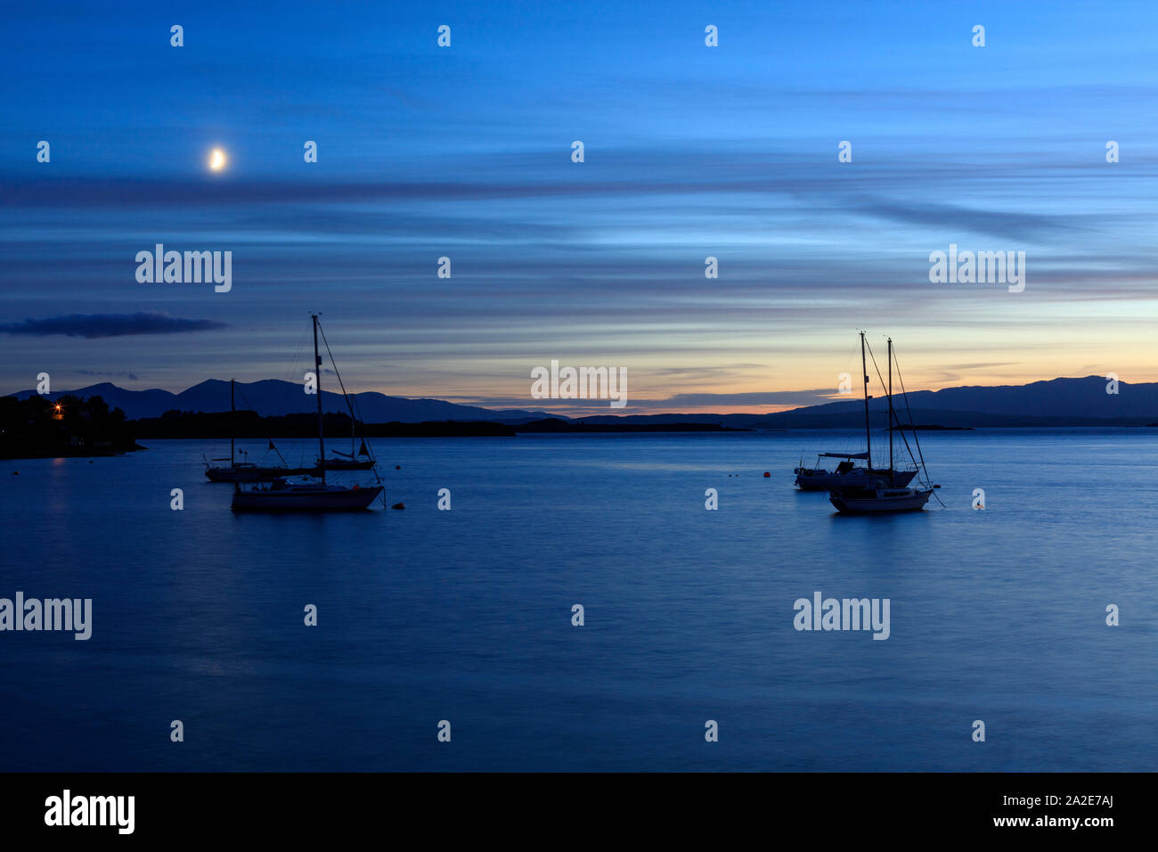 Hafen mit ruhigen Ozean am Abend in der Nähe von Oban, Argyll, Schottland Stockfoto