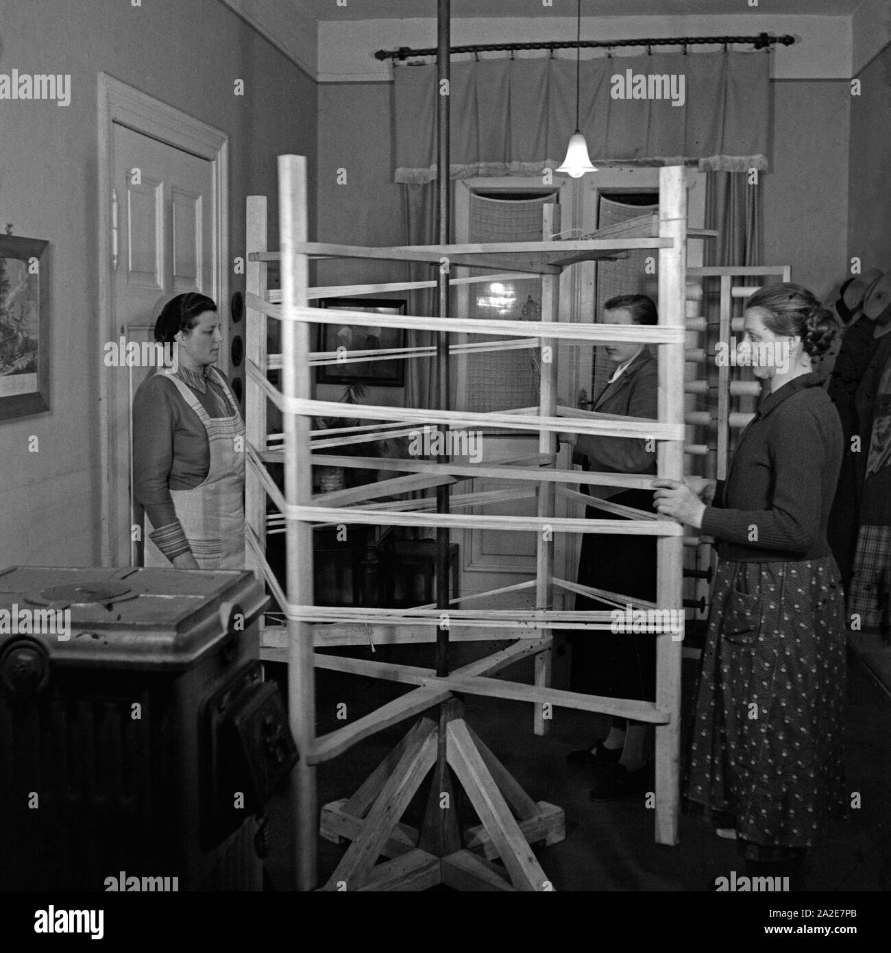 Frauen eine Einems Großspinnrad in der webschule in Sommerfeld in der kurmark, Deutschland 1930er Jahre. Frau an einem riesigen spinnrad an der Schule für das Weben an Sommerfeld, Deutschland 1930. Stockfoto