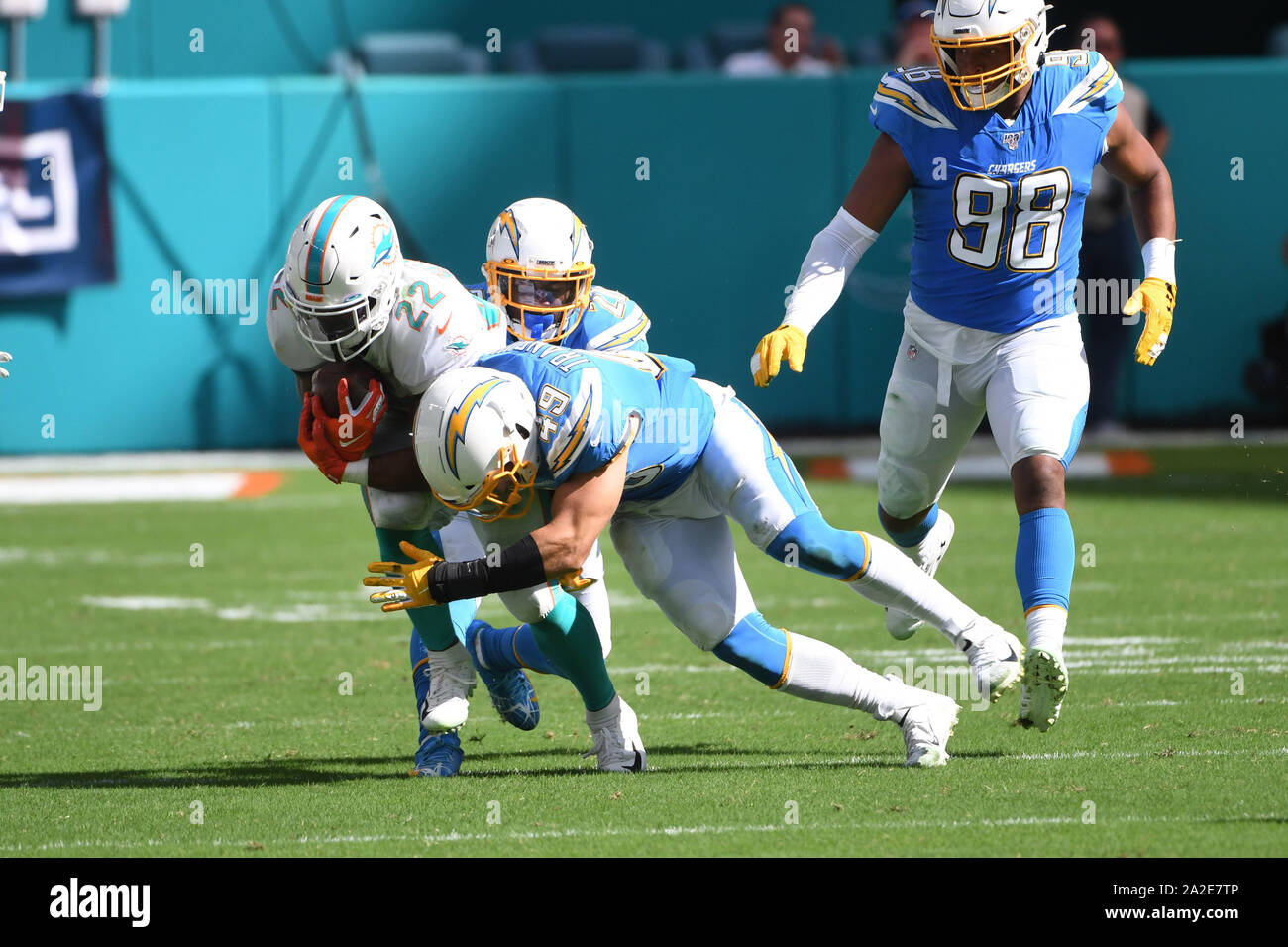 September 29, 2019: Drue Tranquill #49 der Los Angeles Ladegeräte packt Mark Walton #22 von Miami während der NFL Football Spiel zwischen den Miami Dolphins und Los Angeles Ladegeräte im Hard Rock Stadion in Miami Gardens FL. Die Ladegeräte besiegt die Delphine 30-10. Stockfoto