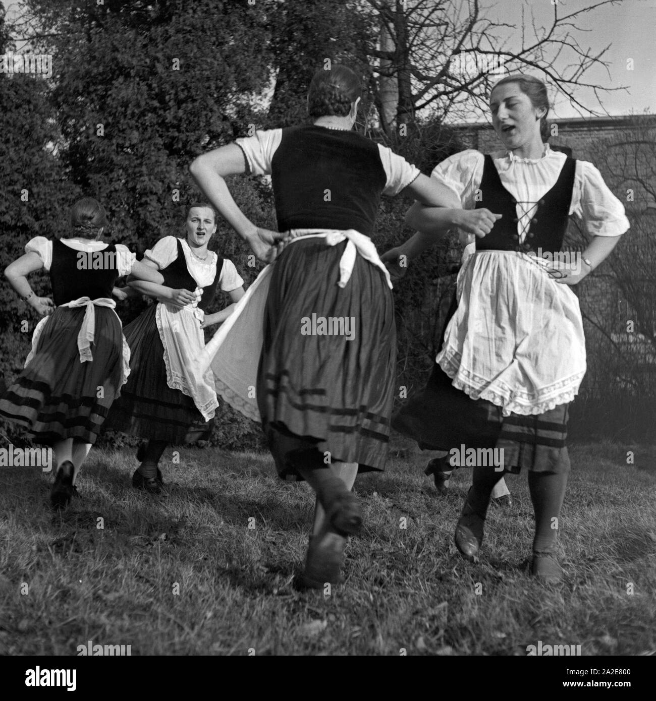 Vergnügte Pause in der webschule in Sommerfeld, Deutschland 1930er Jahre. Gerne Pause mit Musik und Tanz an der Schule für das Weben an Sommerfeld, Deutschland 1930. Stockfoto