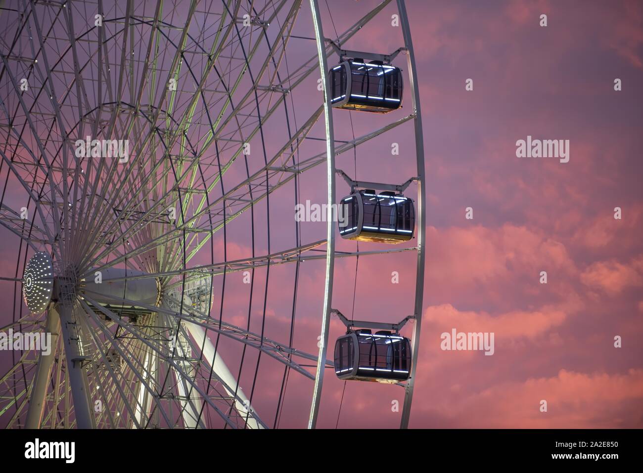 Moderne beleuchtete Riesenrad mit bunten Himmel Stockfoto