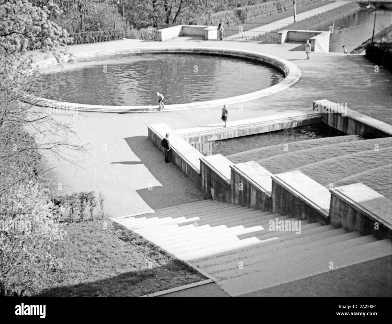 Sterben Schloßteich Wasser Anlagen in Königsberg, Ostpreußen, 1930er Jahre. Die Kaskaden am Schlossteich Teich von Königsberg, Ostpreußen, 1930er Jahre. Stockfoto