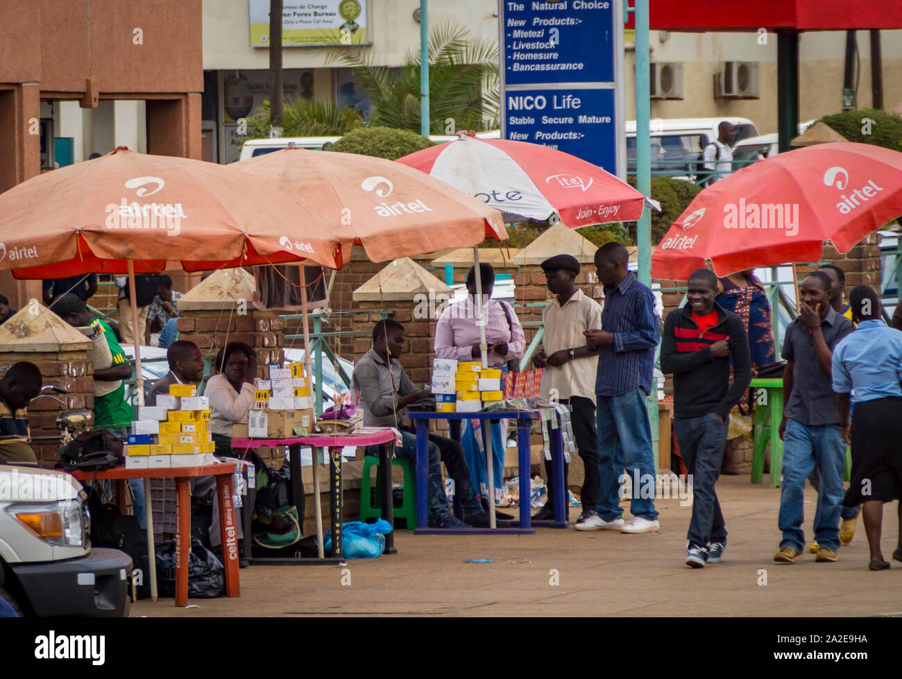 Stände am Straßenrand in Lilongwe, Malawi, Verkauf von Mobiltelefonen und airtime Stockfoto