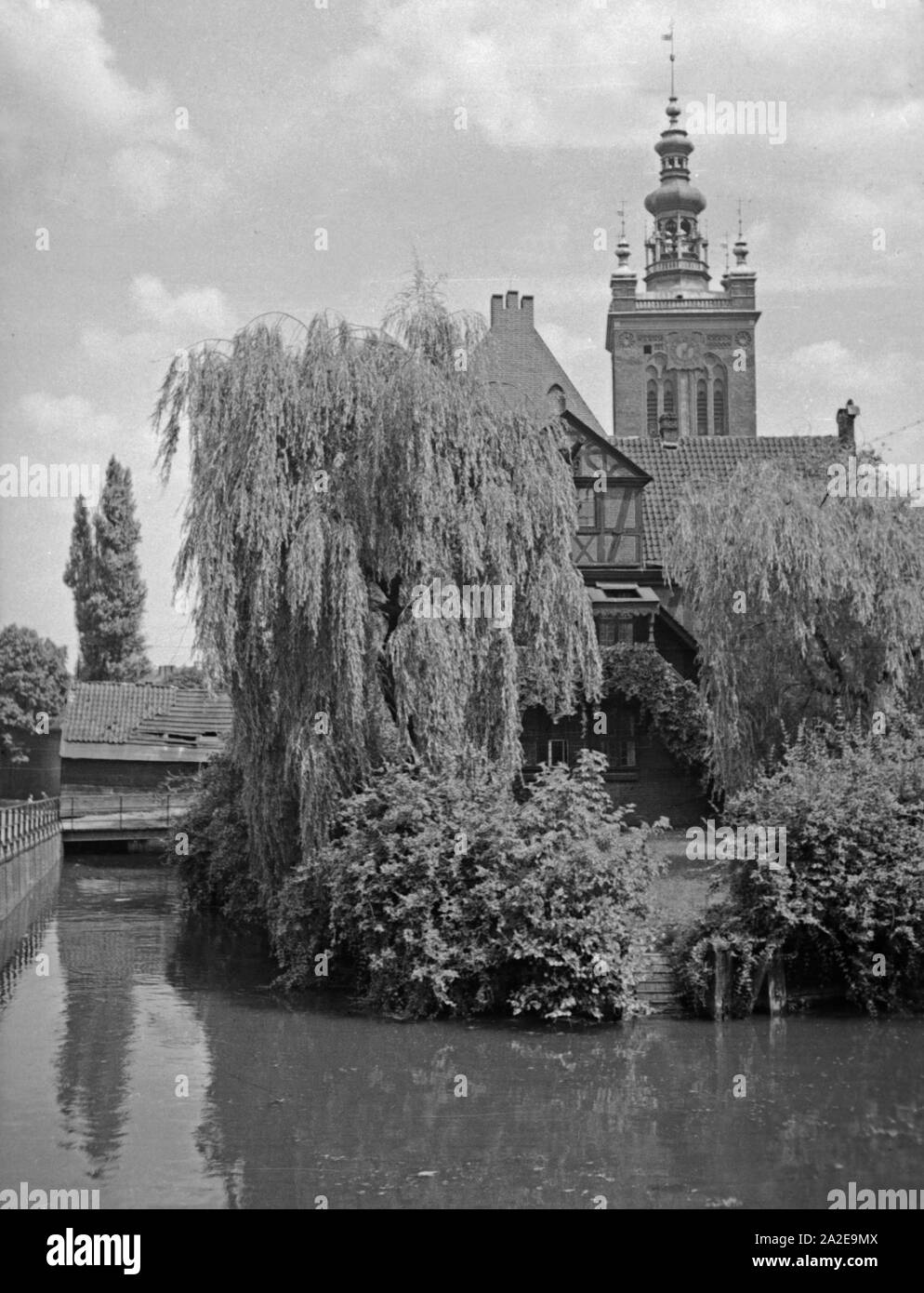 Danzig, Blick in die Mühle und die Nicolaikirche, 1930er Jahre. Danzig, Blick auf die Mühle und St. Nicolas Kirche, 1930er Jahre. Stockfoto