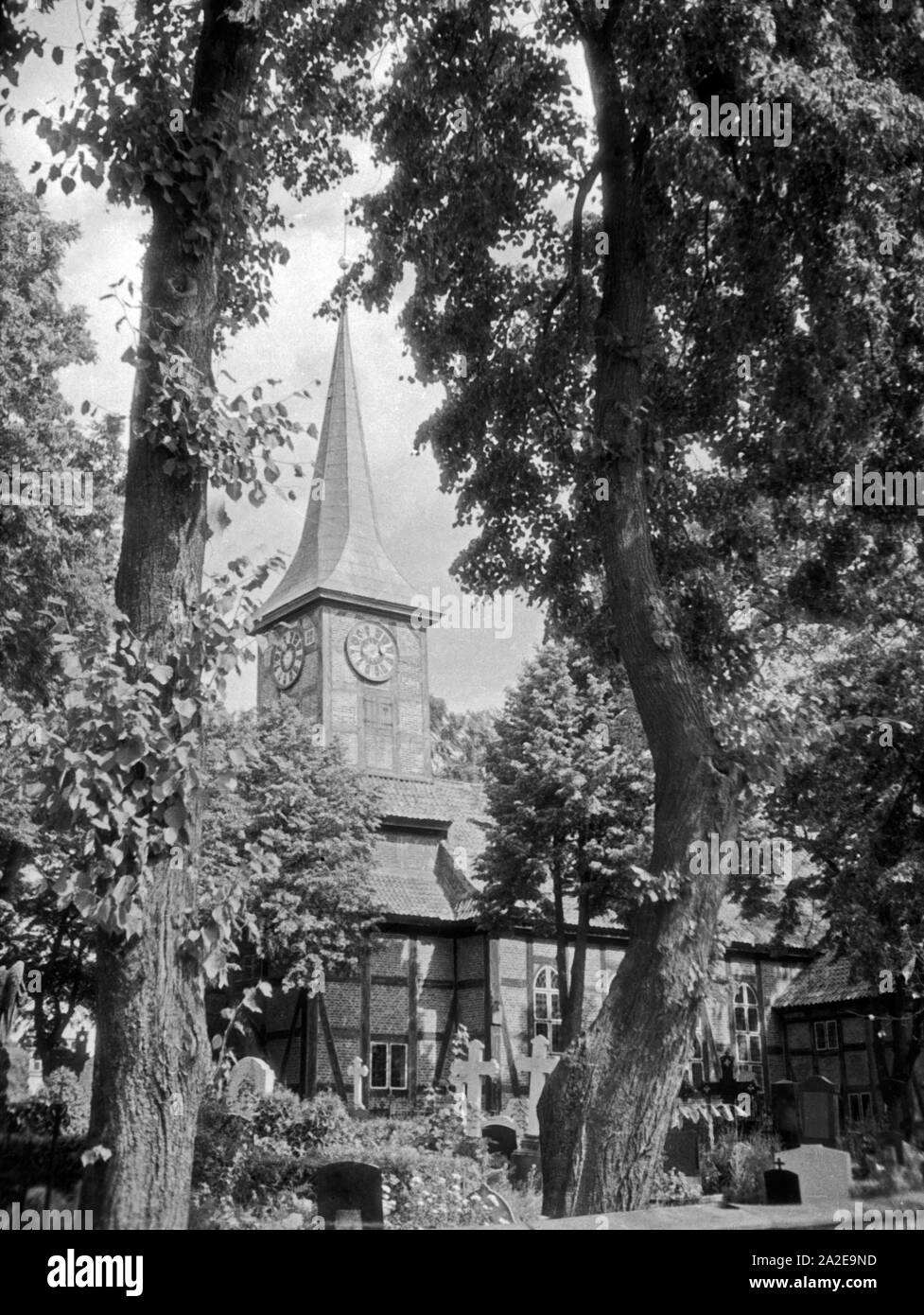 Die Kirche mit Kirchhof in Danzig Mehlsack, 1930er Jahre. Kirche und Kirchhof von Danzig Mehlsack, 1930er Jahre. Stockfoto