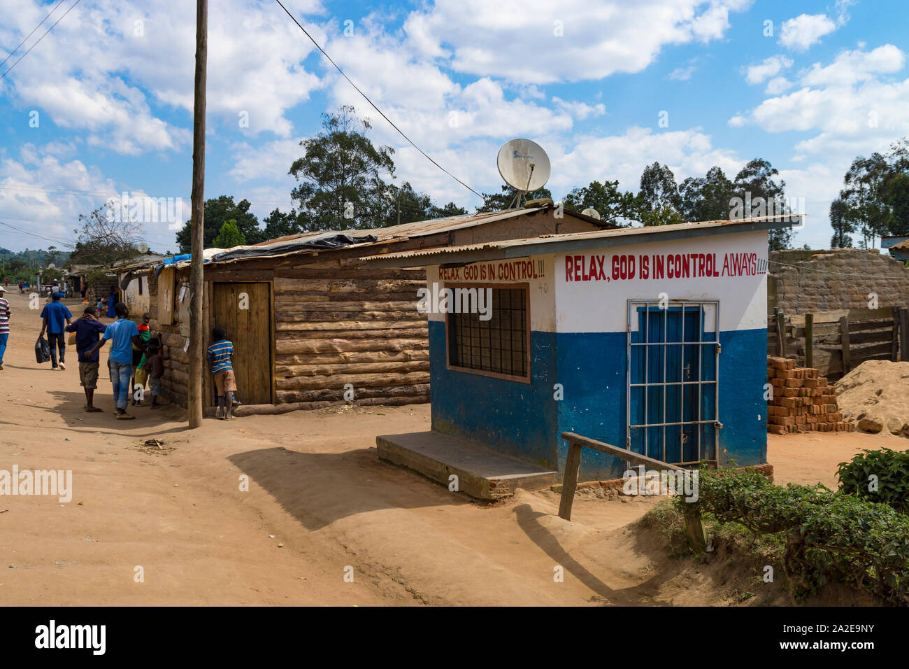 Entspannen - Gott in der Steuerung, immer. Kleiner Laden in den Vororten von Mzuzu, Malawi Stockfoto