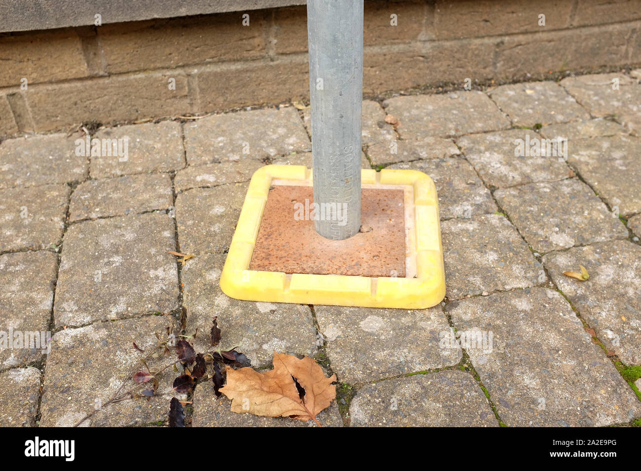September 2019 - Bodenplatte eines Gerüsts Pol auf der Straße in Portishead UK Stockfoto