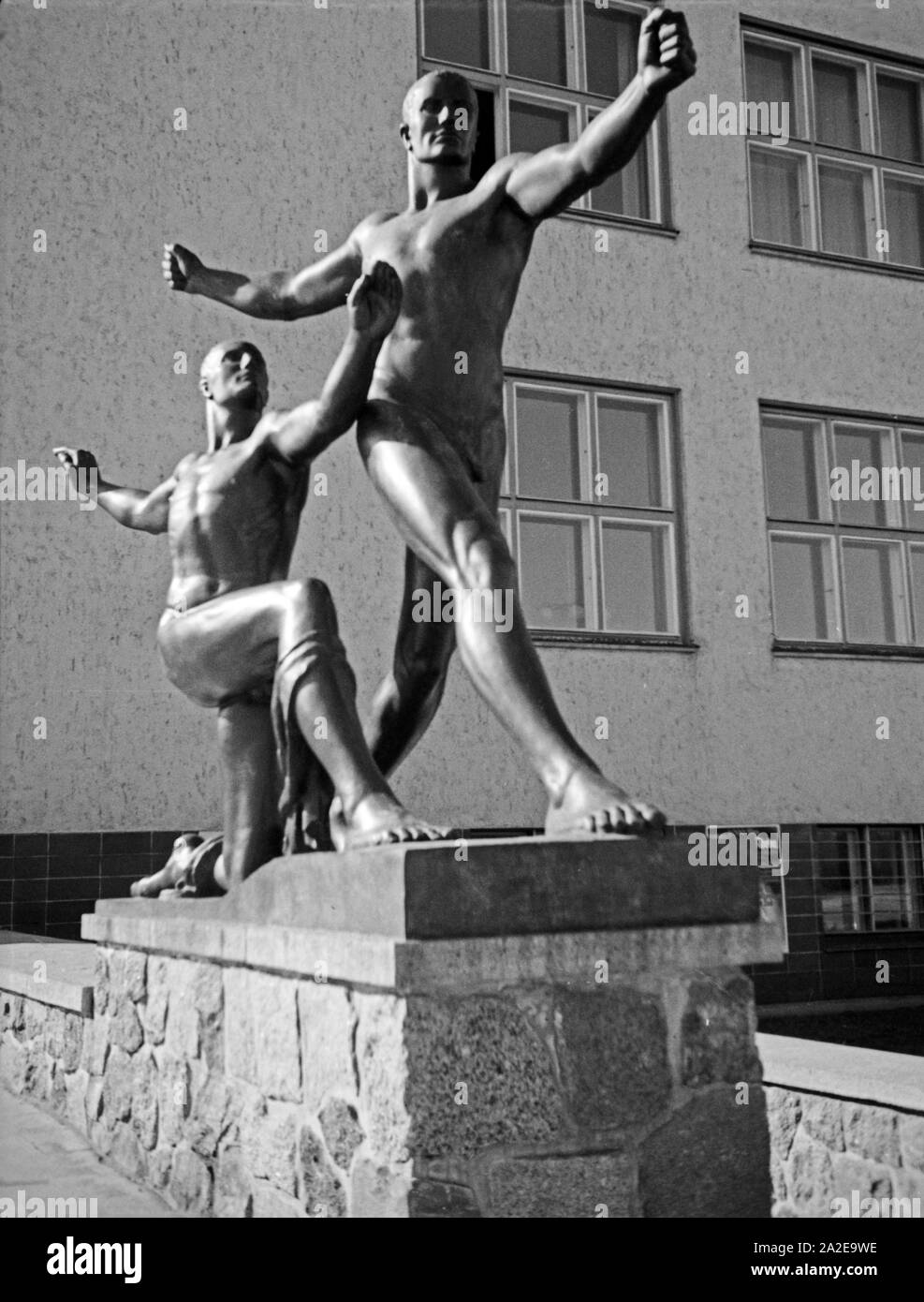Neuen Skulpturen der Handelshochschule in Königsberg, Ostpreußen, 1930er Jahre. Skulpturen vor der kommerziellen Hochschule von Königsberg, Ostpreußen, 1930er Jahre. Stockfoto