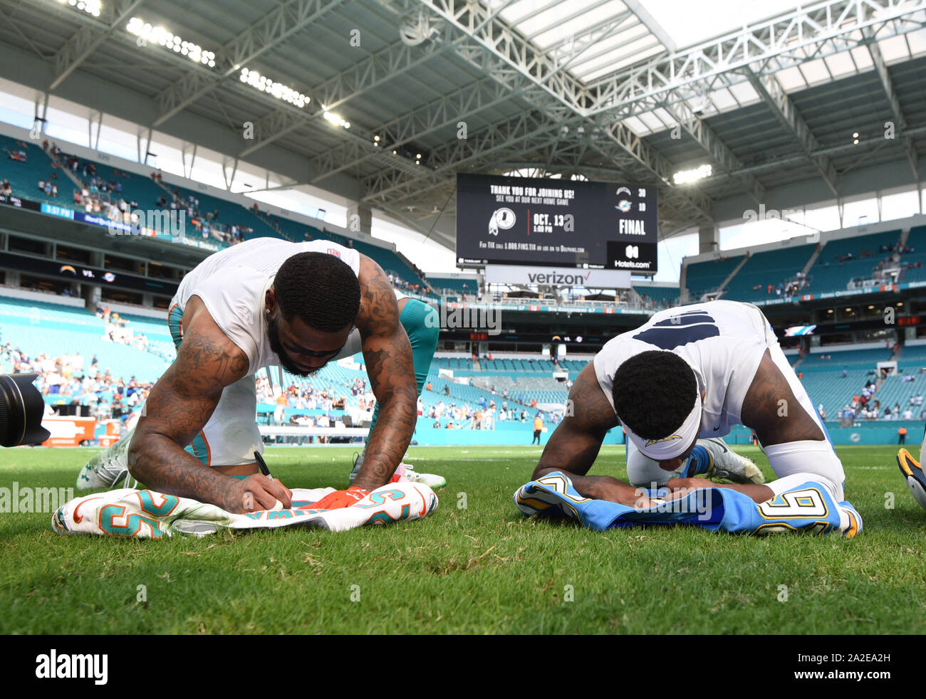 Casey Hayward, Jr. 29 Sep, 2019. # 26 von Los Angeles trades Jerseys mit Xavien Howard #25 von Miami während der NFL Football Spiel zwischen den Miami Dolphins und Los Angeles Ladegeräte im Hard Rock Stadion in Miami Gardens FL. Die Ladegeräte besiegt die Delphine 30-10. Credit: Csm/Alamy leben Nachrichten Stockfoto