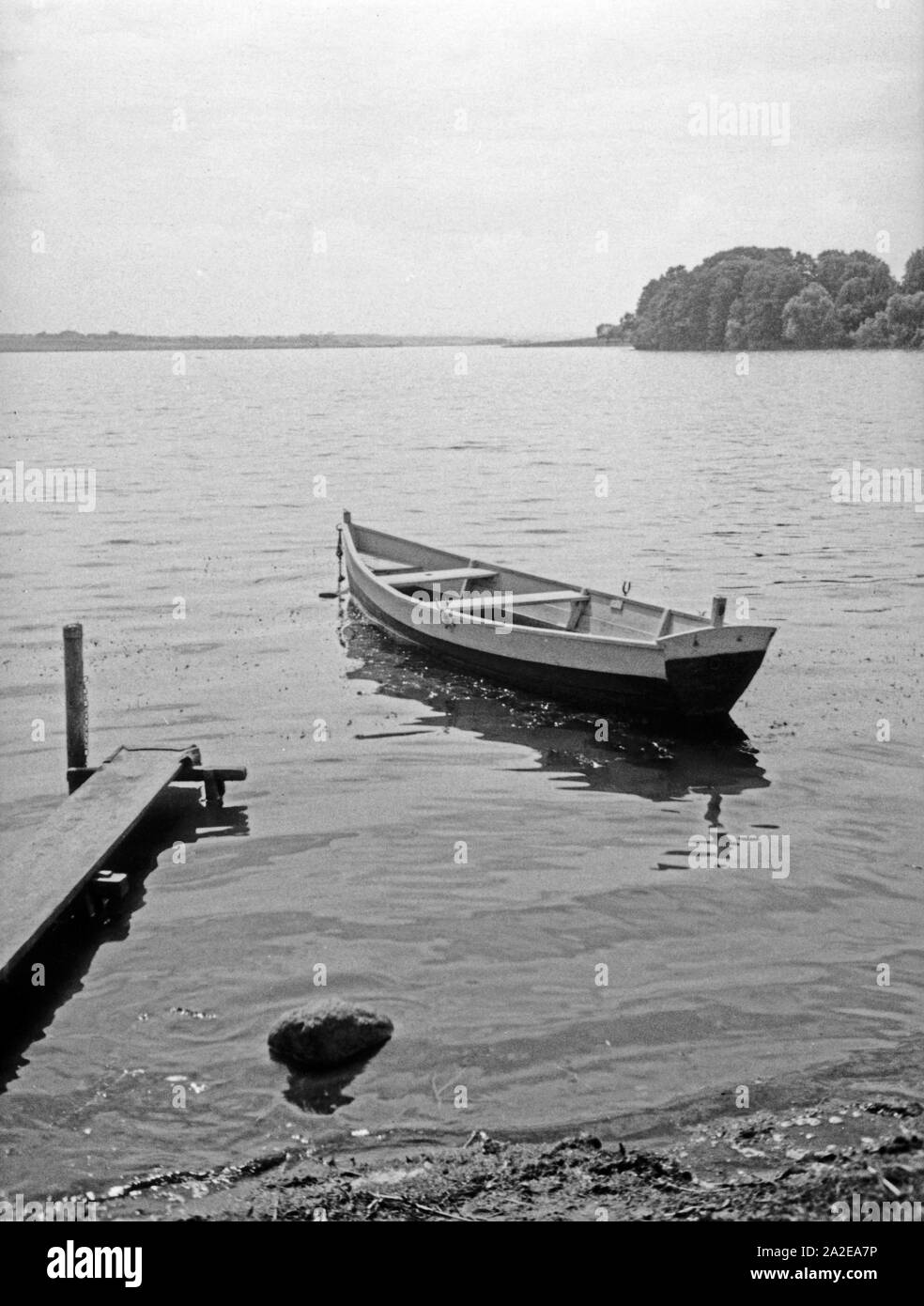 Ein Boot mit dem Rheiner finden Sie in der Kleinstadt Rhein in Masuren, Ostpreußen, 1930er Jahr. Ein Boot am Ufer des Rheiner See in der Nähe der Stadt Rhein in Masuren, Ostpreußen, 1930er Jahre. Stockfoto