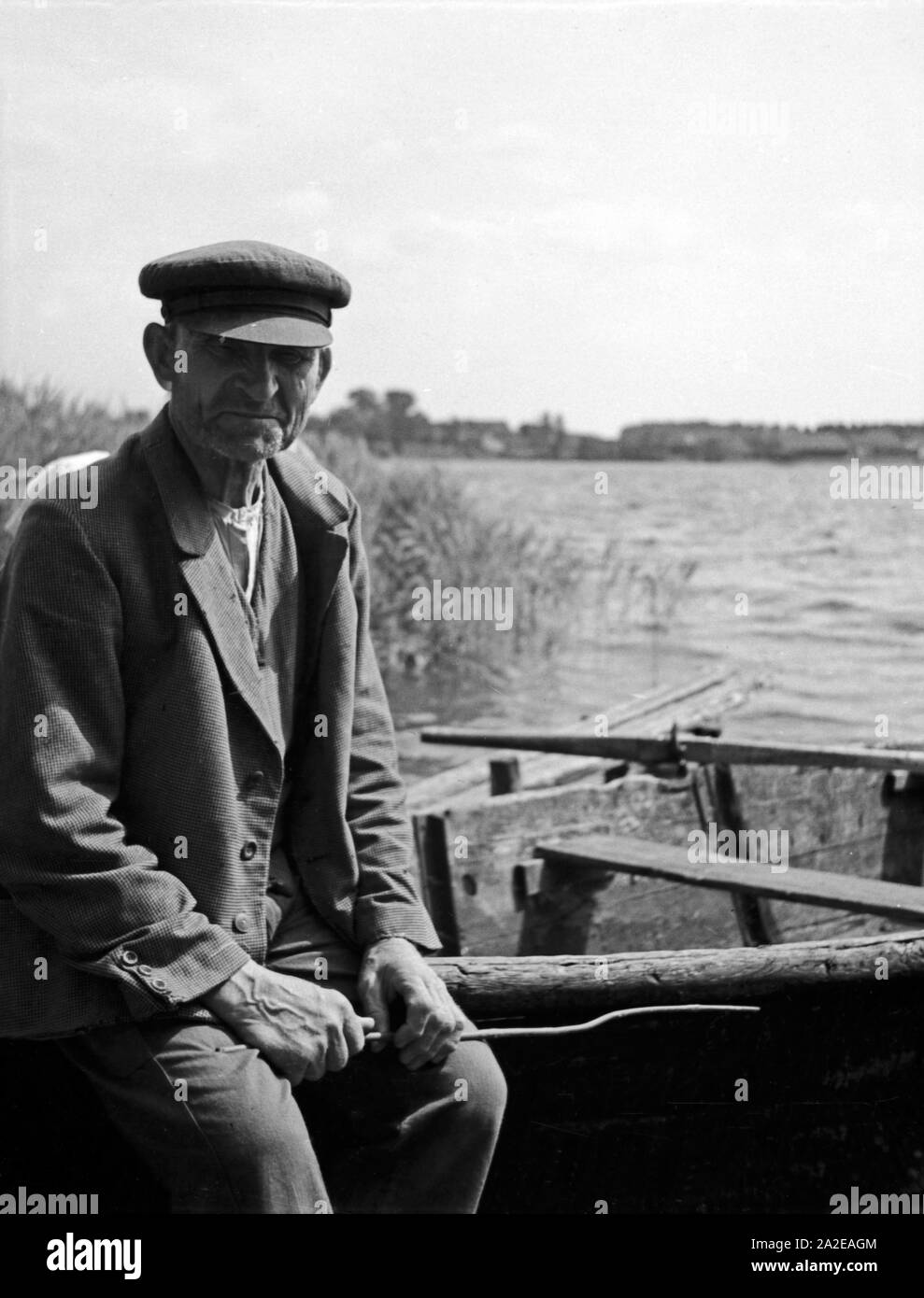 Ein Fischer aus Masuren, Ostpreußen, 1930er Jahre. Fischer aus Masuren, Ostpreußen, 1930er Jahre. Stockfoto