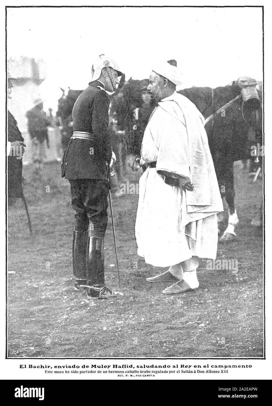 El Bachir, Enviado de Muley Haffid, saludando Al Rey en el campamento de Campúa, Nuevo Mundo, 08-07-1911. Stockfoto