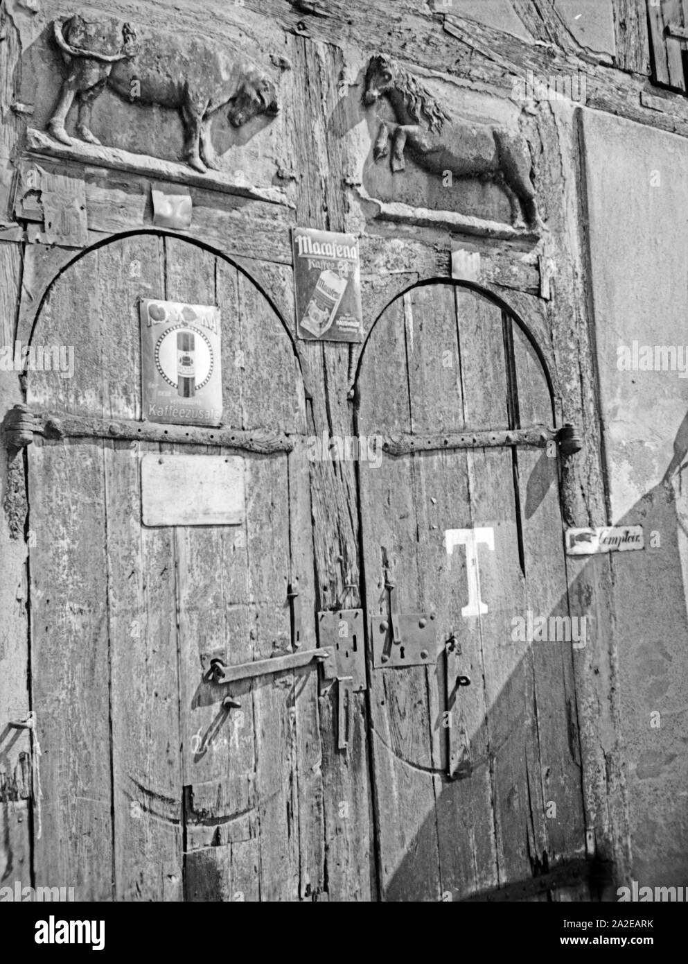 Alte Speichertüre mit Wappen am Verladekai Lastadie im Hafen von Königsberg, Ostpreußen, 1930er Jahre. Alte Eingangstür in ein Lager mit Wappen an der Be quay Lastadie in Königsberg, Ostpreußen, 1930er Jahre. Stockfoto