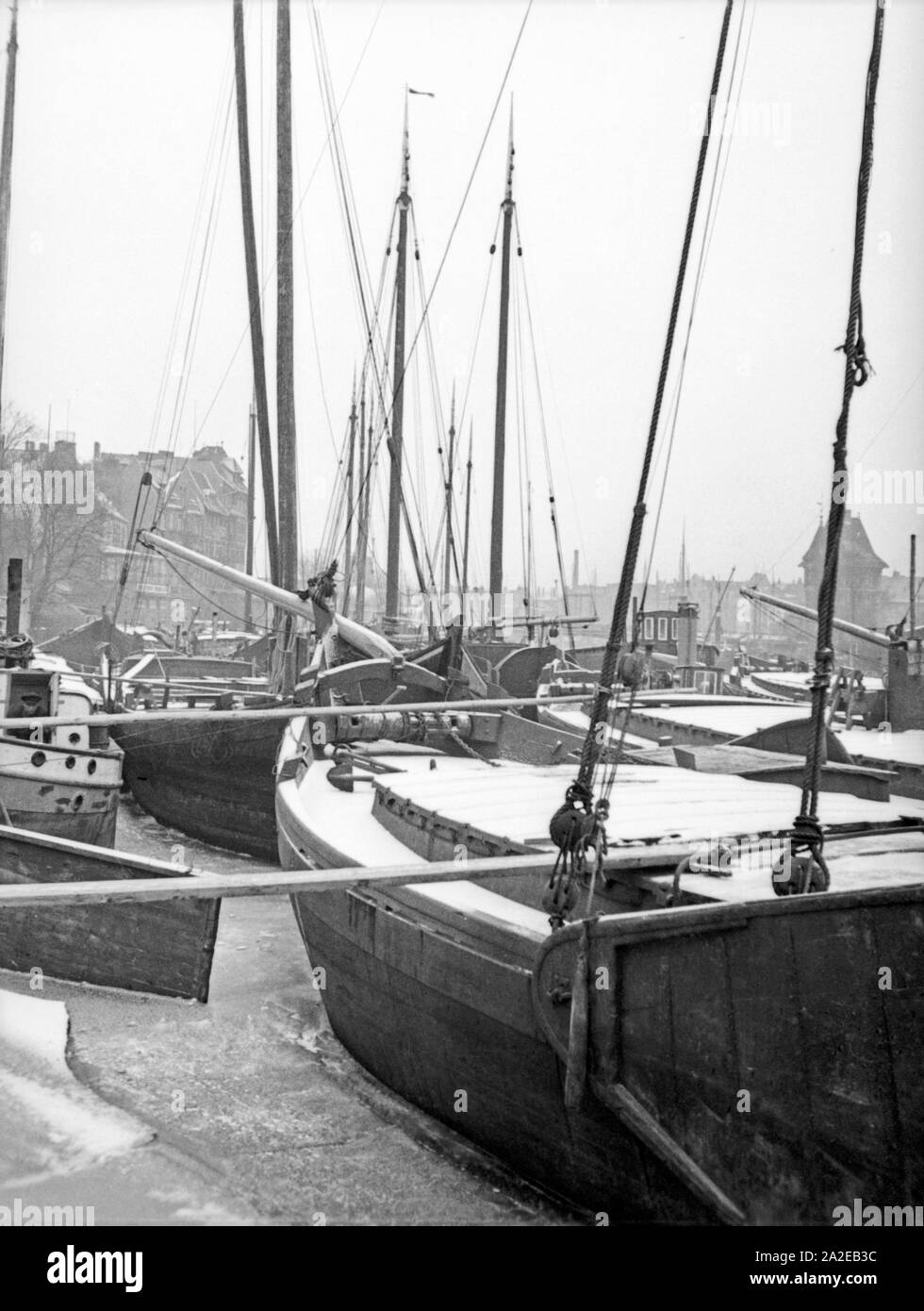 Festgefrorene Schiffe im Winterhafen von Königsberg, Ostpreußen 1930er Jahre. Eingefrorene Schiffe im Winter Hafen in Königsberg, Ostpreußen, 1930er Jahre. Stockfoto