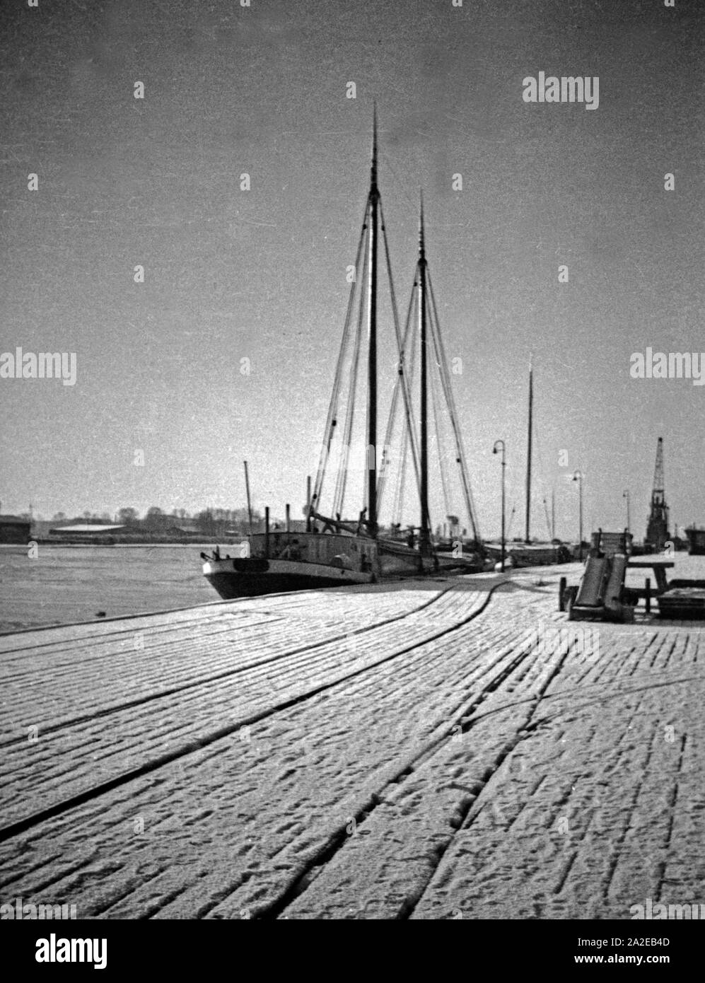 Hafenbild mit Schiffen aus Königsberg, Ostpreußen, 1930er Jahre. Eindruck von Königsberg, Ostpreußen, 1930er Jahre. Stockfoto