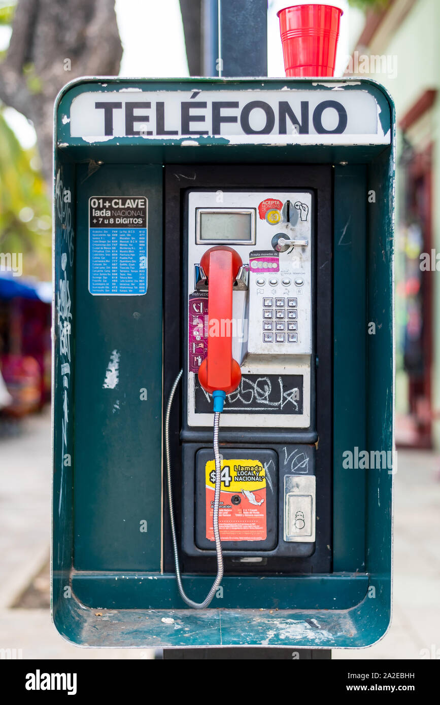 Juli, 29:ein öffentliches Telefon auf der Straße. Oaxaca, Mexiko Stockfoto