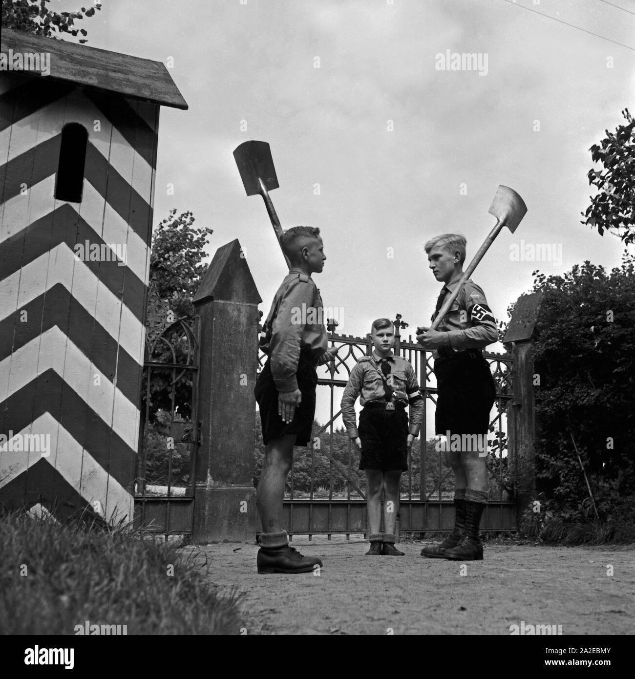Jungen der Hitlerjugend als Wache am Eingang zum Jungen Landjahr Lager in Bevensen in der Lüneburger Heide, Deutschland 1930er Jahre. Jungen der Hitlerjugend auf Sentinel am Eingang zu Ihrem Camp in Bevensen, Deutschland 1930. Stockfoto