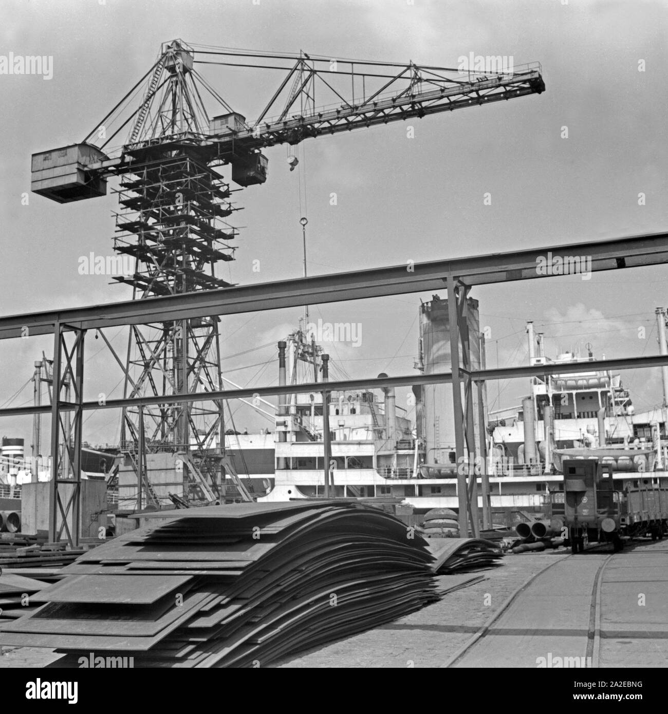 Güterverladung im Hafen Hamburg, Deutschland 1930er Jahre. Laden der Fracht am Hamburger Hafen, Deutschland 1930. Stockfoto