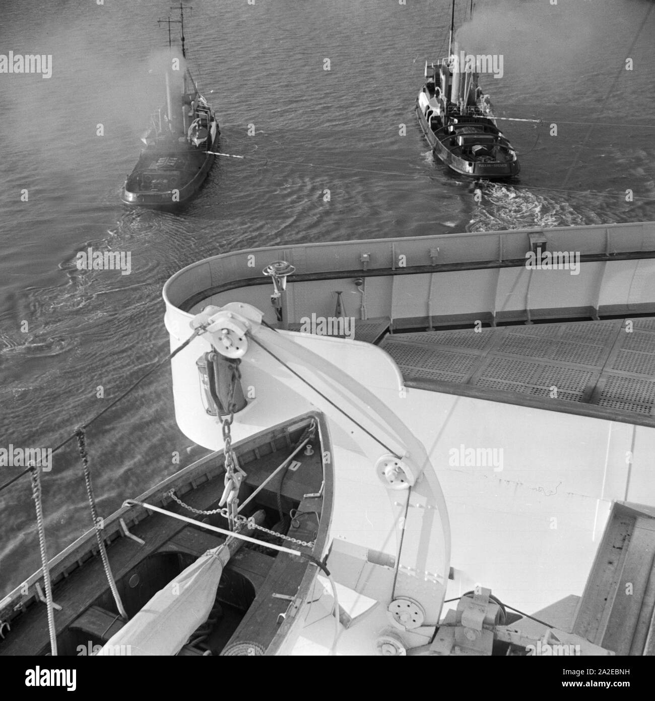 Schlepper ziehen das deutsche Passagierschiff
