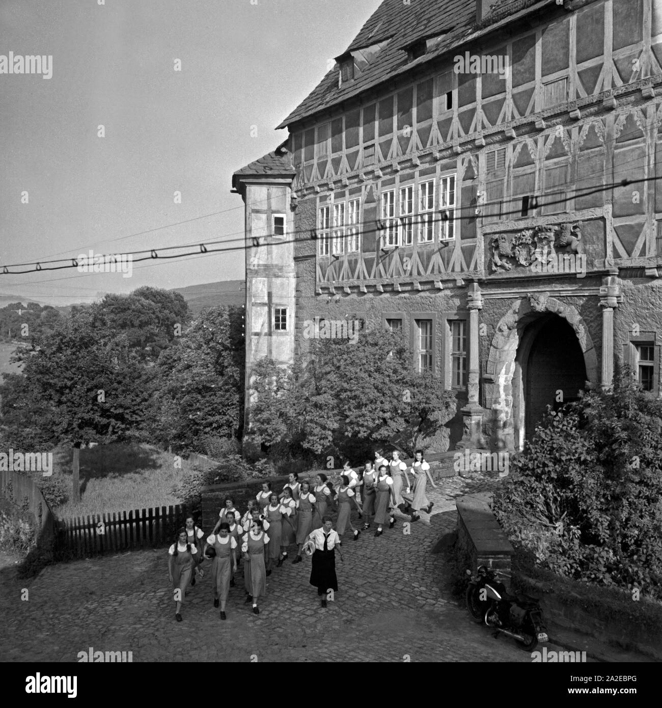 Ein Zug von BdMMädchen beim Auszug aus dem Landjahr Lager in Polle an der Weser, Deutschland Ein Zug von BdMMädchen beim Auszug aus dem Landjahr Lager in Polle an der Weser, Deutschland