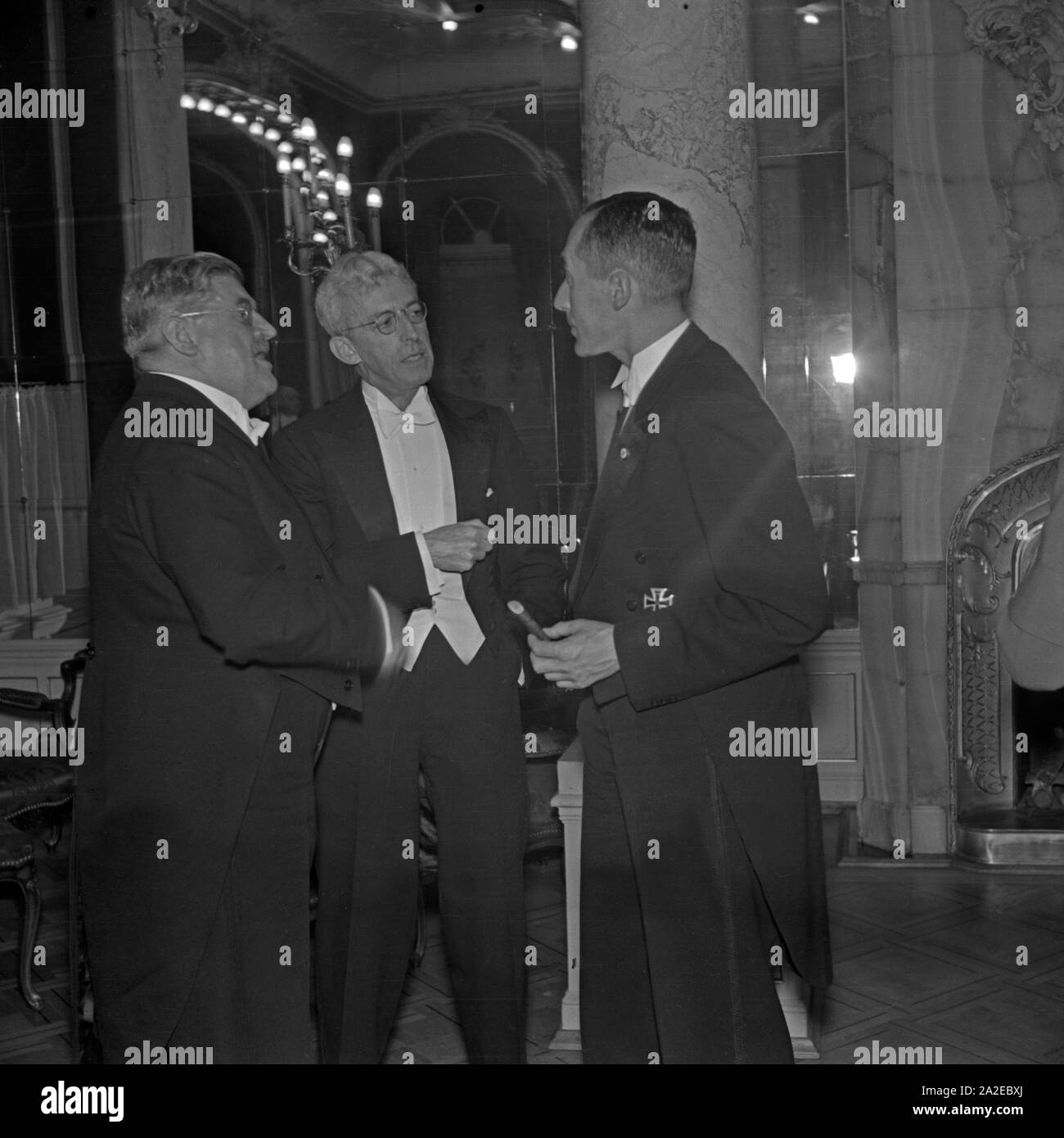 Der Deutsch Niederländische Club lädt zum martinsgans Essen ins Hotel Bristol, nach dem Essen werden Zigarren gereicht, Deutschland 1930er Jahre. Die deutsche Niederländische Club lädt zum traditionellen Gans an Martinmas Abendessen im Hotel Bristol, nach dem Abendessen Sie rauchen Zigarren, Berlin, Deutschland 1930. Stockfoto