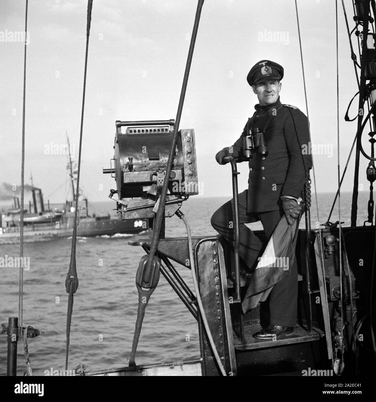 Der oberbootsmann eines Schiffs der 2. Minensuchflottille im Ausguck