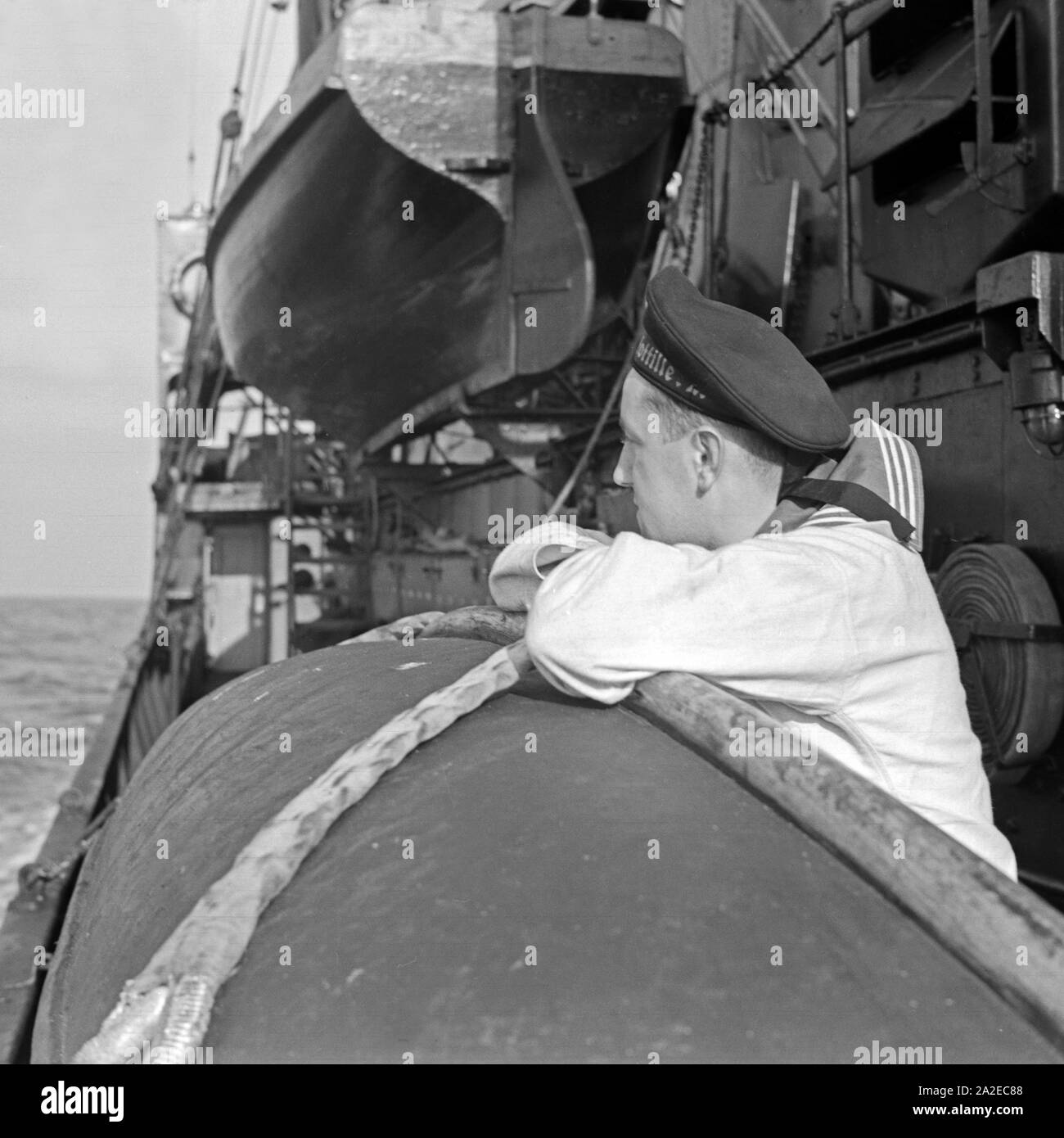 Marinerekrut der 2. Minensuchflottille blickt voller Heimweh in das Meer, Deutschland 1930er Jahre. Marine rekrutieren Der 2 Minensucher Flottille Gefühl Heimweh, Deutschland 1930. Stockfoto