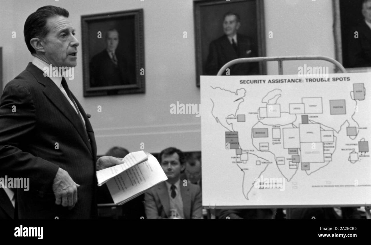 Washington DC, USA, 9. Februar 1984 Verteidigungsminister Caspar Weinberger verwendet ein Diagramm globalen Krisenherden zu veranschaulichen, während die Aussage im Haus der Ausschuss für auswärtige Angelegenheiten auf der kommenden Haushalt 1985 für das Verteidigungsministerium Credit: Mark Reinstein/MediaPunch Stockfoto