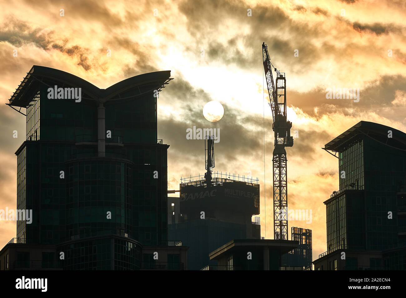 London, England - Jan 21, 2019: Die Sonne leuchtet durch dichte Wolken über die St George Wharf Entwicklung in den Vauxhall Gegend von London. Stockfoto