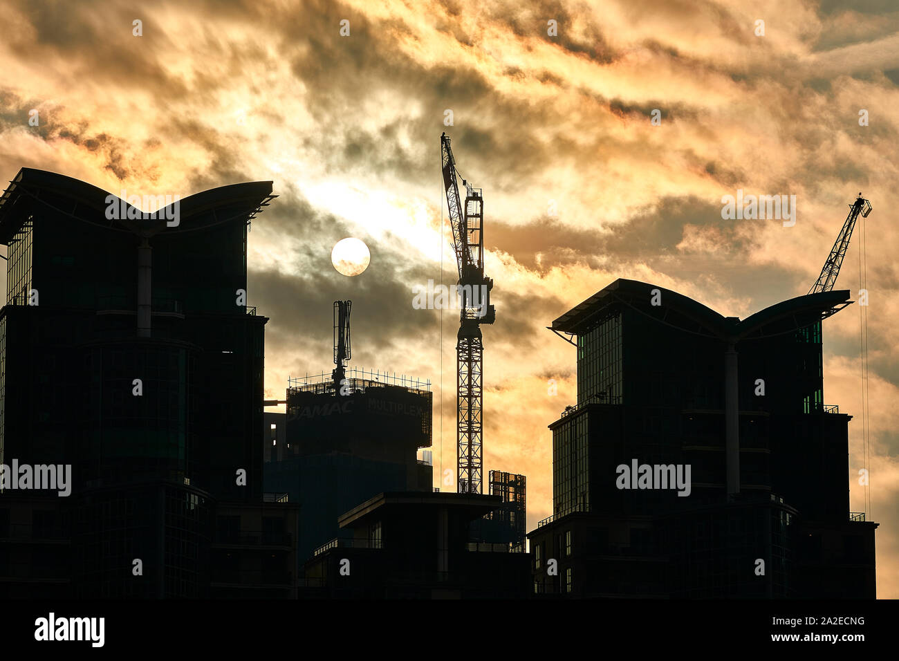 London, England - Jan 21, 2019: Die Sonne leuchtet durch dichte Wolken über die St George Wharf Entwicklung in den Vauxhall Gegend von London. Stockfoto