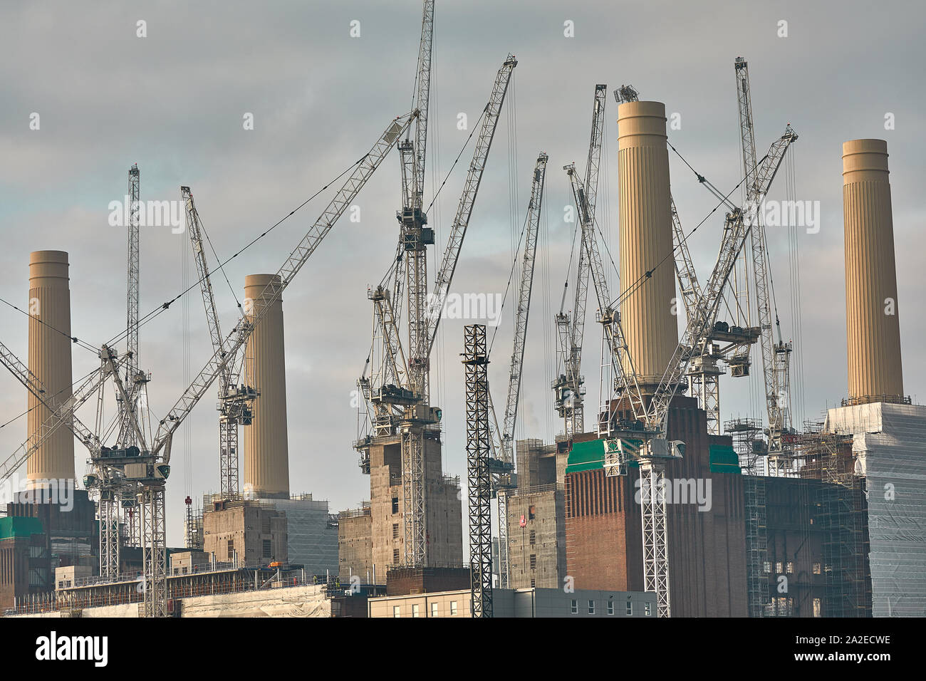London, England - Jan 21, 2019: Die Bauarbeiten am ehemaligen Battersea Power Station, wie es in eine gemischte Entwicklung umgewandelt wird. Stockfoto